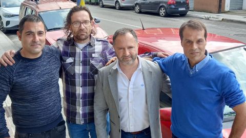 Integrantes de la lista de UCIN en Ponteceso. A la derecha de la imagen, Óscar de Souto, candidato a la alcaldía