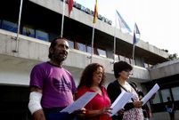 <span lang= es-es >Tres situaciones dif�ciles. </span>Casiano, Ang�lica y Beatriz acudieron d�as atr�s al Concello a presentar una reclamaci�n despu�s de esperar tres meses una respuesta a su solicitud de concesi�n de una ayuda de emergencia. Legalmente deben tener una soluci�n en ese plazo de 90 d�as y por esa falta de respuesta dan por sentado que est�n aprobadas por silencio administrativo. Todos ellos carecen de empleo y sobreviven a salto de mata gracias a distintas subvenciones oficiales (risga, cheque social municipal, ayuda familiar tras el desempleo). 