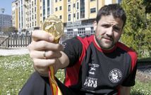 El luchador Jos� Cuba ha vuelto del campeonato de Espa�a con una nueva medalla de oro. 