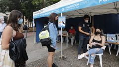 Alumnos universitarios vacun�ndose en el campus