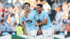 Sebasti�n C�ceres celebra con Miguel Rom�n el gol de este en el Celta-Racing de Santander.