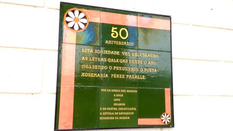 Placa que recuerda, en el C�rculo de Fene, el intenso v�nculo de la entidad con la celebraci�n de las Letras Galegas.