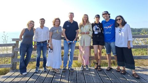 Bego�a Vila (tercera a la izquierda), en Doni�os junto a Jos� Manuel Rey Varela, Alfonso Rueda, Fabiola Garc�a y Chelo Loureiro (primera a la derecha), entre otros