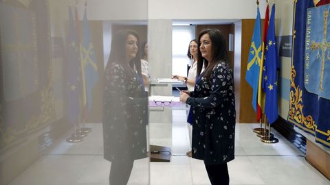 En primer plano, la directora general de Igualdad, Nuria Varela