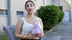 Kasiia, con uno de los ositos que confecciona para el proyecto Amoami.