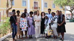 Carmela L�pez en Cabo Verde, con familiares y amigos de vecinos de Burela