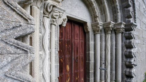Detalle de la puerta principal de la iglesia de Bembibre