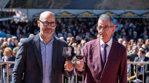 El cocinero Rafa Centeno y el alcalde de Sober, Luis Fern�ndez Guiti�n, brindan tras el preg�n de la Feira do Vi�o de Amandi 