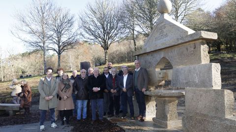 Asistentes a la inauguracin de una estatua dedicada a Castelao en la Insua dos Poetas en O Carballio.