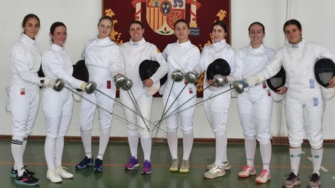 Leonor junto a sus compaeras de la academia militar en un torneo de esgrima