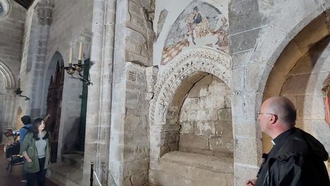 La restauradora Carlota Lpez Brea junto al cura, Santiago Prez, en la presentacin de la restauracin del arcosolio y la pintura mural de la iglesia de Santa Mara de Azogue