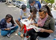 Los estudiantes repasan los apuntes antes de entrar.