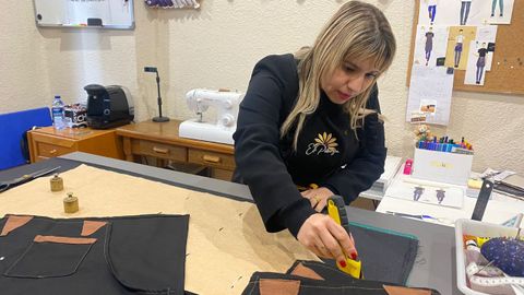 Todo el proceso de corte y confección de los uniformes lo lleva a cabo en su oficina de la calle Gil de Jaz de Oviedo