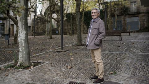 Rafael Antonio Ballesteros Cadaya posa en la Praza da Trinidade, donde su bautiz.