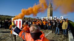 Los trabajadores de Alcoa alzan la voz en la Torre de H�rcules