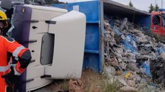 El cami�n de pl�sticos volc� cerca de la ITV de O Pereiro