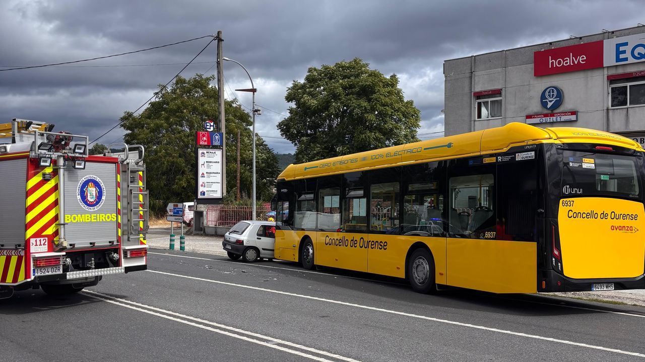 Cuatro coches y un bus urbano de Ourense, implicados en un accidente en San Cibrao das Viñas