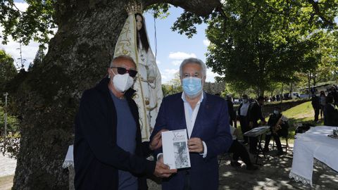 Un ejemplar del libro Xocas revisitado.Lembranza de Xaqun Lorenzo Fernndez, editado por el Museo do Pobo Galego con el patrocinio del Parlamento de Galicia se entreg en esta jornada al Concello de Lobeira