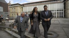 Abalde (a la derecha) recibi� este martes por la ma�ana a la conselleira en el campus
