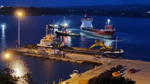 Remolcadores intentan reflotar el mercante Albiz en la r�a de Ribadeo