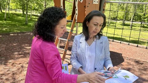 La edila Marián Sanmartín y la alcaldesa María Ramallo en el lago de Castiñeiras este lunes