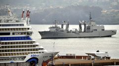 Vista del buque entrando en la r�a de Ferrol 