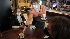 Interior de una cafeter�a en Chantada el jueves pasado, el d�a antes del cierre parcial