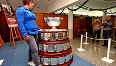 Los aficionados que as� lo quisieron pudieron llevarse un recuerdo fotogr�fico con el trofeo.