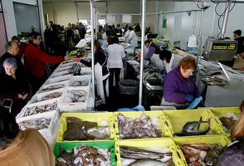 Los placeros ocupan unos locales provisionales a la espera de la construcci�n de la nueva plaza.