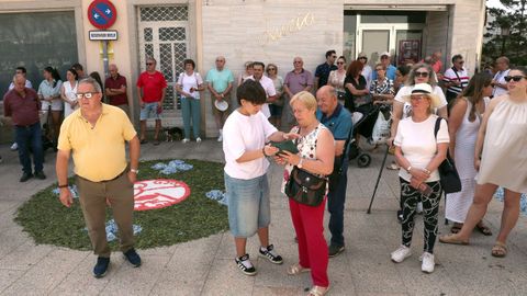 Procesión de Corpus saliendo de la iglesia de Santa Baia de Boiro, alfombras florales