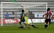 Adem�s de los tres goles anotados, el Racing tuvo alguna oportunidad clara m�s como esta del c�ntabro Jorge Rodr�guez que no acab� en el fondo de la red por muy poco.