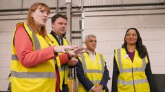 La jefa del Departamento de Sinhogarismo del Gobierno Britnico,Rushanara Ali, a la derecha de la imagen.