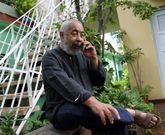 <span lang= es-es >En La Habana</span>. Pese a que muchos lo sit�an fuera de la isla, por su posici�n cr�tica con el castrismo y su estrecha relaci�n con Espa�a, Padura vive en Cuba, a pocos kil�metros del centro de La Habana. En la fotograf�a, ayer, retratado en el patio de su casa tras tener noticia del premio. 