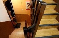La estrechez caracter�stica de las escaleras del barrio dificulta la instalaci�n de ascensores.