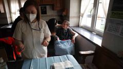  Las enfermeras del hospital Carmen y Severo Ochoa de Cangas del Narcea (Asturias), Lorena Bobes (i) y Vanesa Llanos (d), que forman parte de uno de los dos equipos de vacunaci�n individualizada en domicilio de grandes dependientes y sus cuidadores, se preparan para vacunar contra covid-19 en el comedor de un restaurante del pueblo de Las Mestas, en Cangas del Narcea