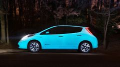 Prototipo de Nissan Leaf con la pintura especial, que emite un destello azulado durante ocho o diez horas.
