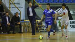 David Rial, dirixindo un partido do Santiago Futsal