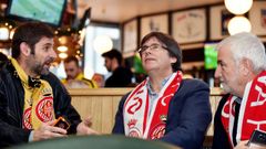 Puigdemont observa el partido Girona-Getafe en un bar de Bruselas
