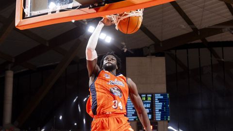 Mus Barro se cuelga del aro en el duelo contra el Cartagena.