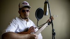 Simn ha montado un estudio en su casa para grabar y producir sus canciones