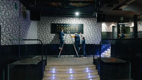 Operarios ultiman detalles para la apertura de la discoteca Maxim's