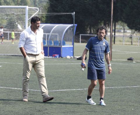 Roberto Fens, a la izquierda, junto a Luisito, tras una sesin de entrenamiento en A Xunqueira. 