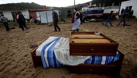 Vecinos de Santa Mari�a, en Camari�as, retiraron los enseres y mobiliario de las casetas afectadas por el temporal.
