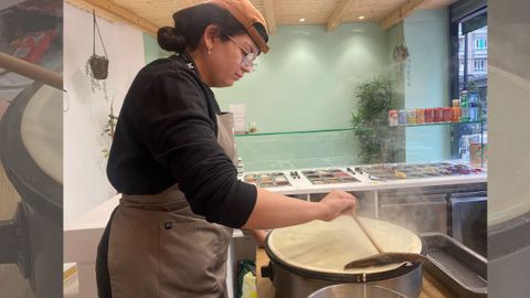 Sara prepara a los clientes los crep en directo