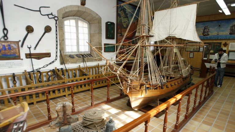 Restos de la fragata Magdalena y maqueta del barco en el Museo Naval de Ferrol