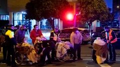 Traslado de los ancianos tras el incendio de una residencia en Sevilla