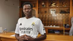 Moussa, uno de los jvenes de Mali que trabaja en Sanxenxo, posa a la entrada de su actual alojamiento en Areas