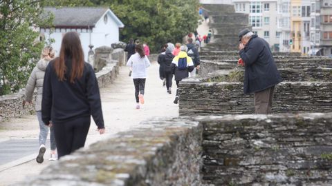 Paseos y carreras esta maana por la Muralla de Lugo