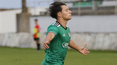 Adri Kun celebra un gol con el Burela en A Marosa.