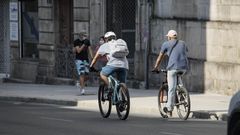 Imagen de archivo de usuarios de la bicicleta en las calles de Ourense